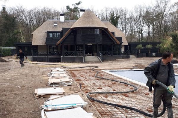 betonvloer-rond-zwembad-storten